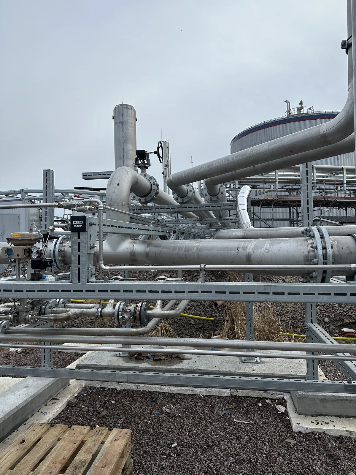 Priemyselný potrubný systém s prírubovými spojmi a regulačnými ventilmi v technologickom areáli