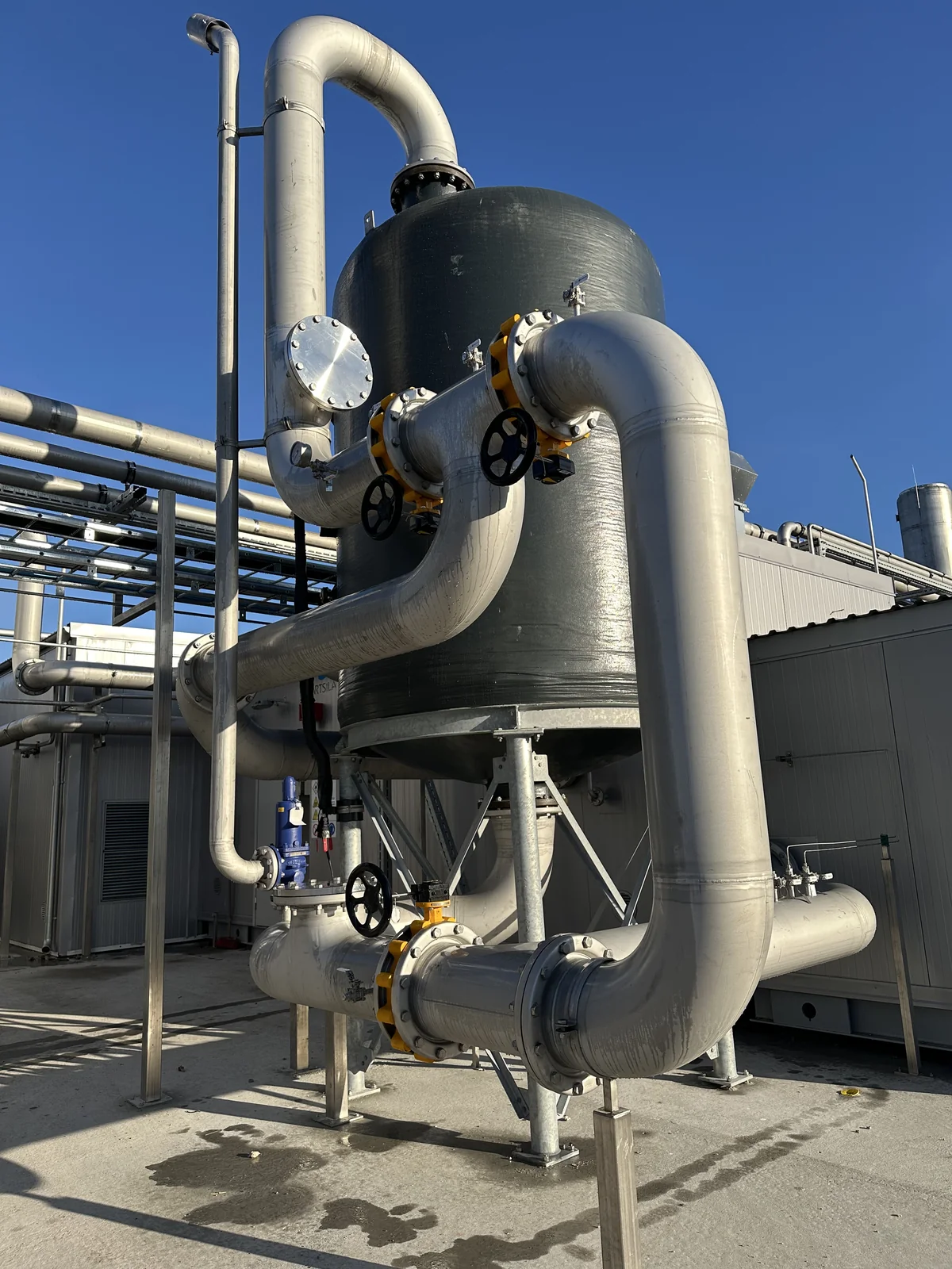 Priemyselné zariadenie s nerezovým potrubím, prírubami a ovládacími ventilmi