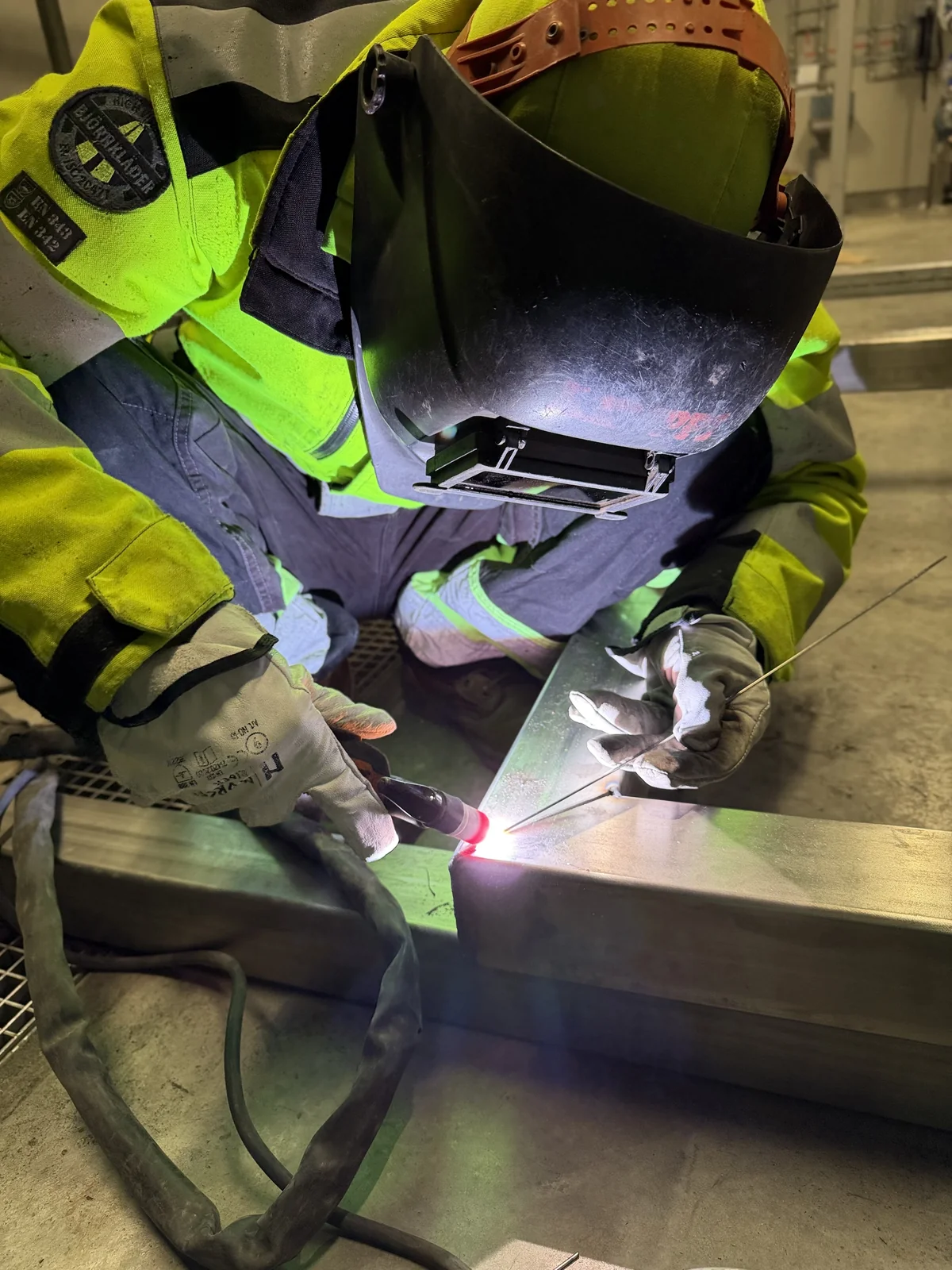 Zvárač DH Welding pri TIG zváraní nerezovej konštrukcie v dielni