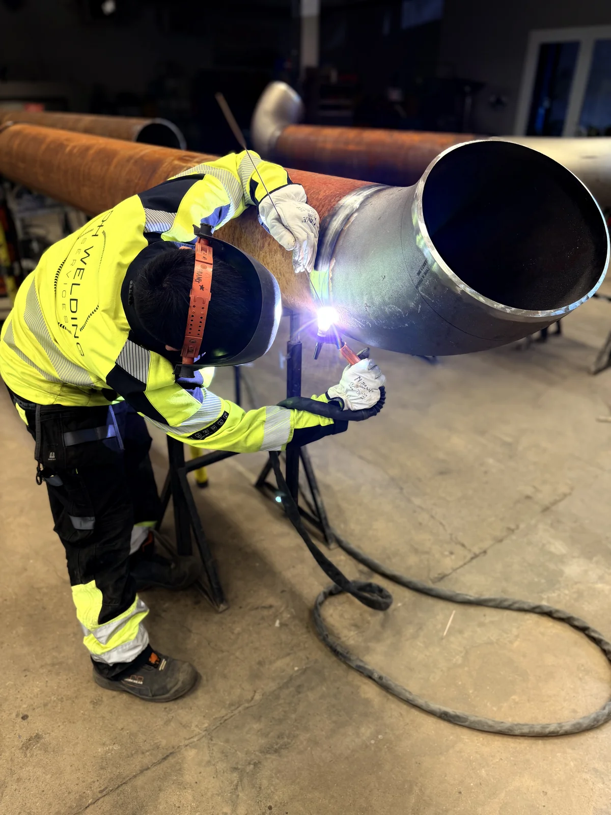 TIG zváranie príruby veľkopriemerového oceľového potrubia v dielni DH Welding